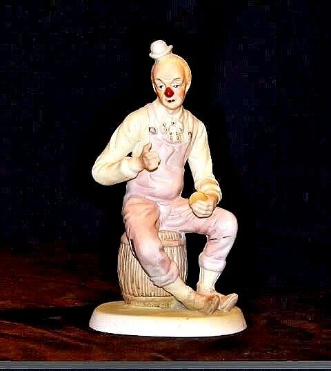 Clown Statue Figurine Clown Sitting on a barrel eating AA18 – 1063 Vintage  – Angels Auction