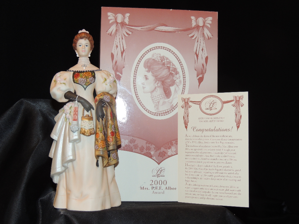 Mrs Albee Award Avon Figurine AA21 1566 2000 Angels Auction